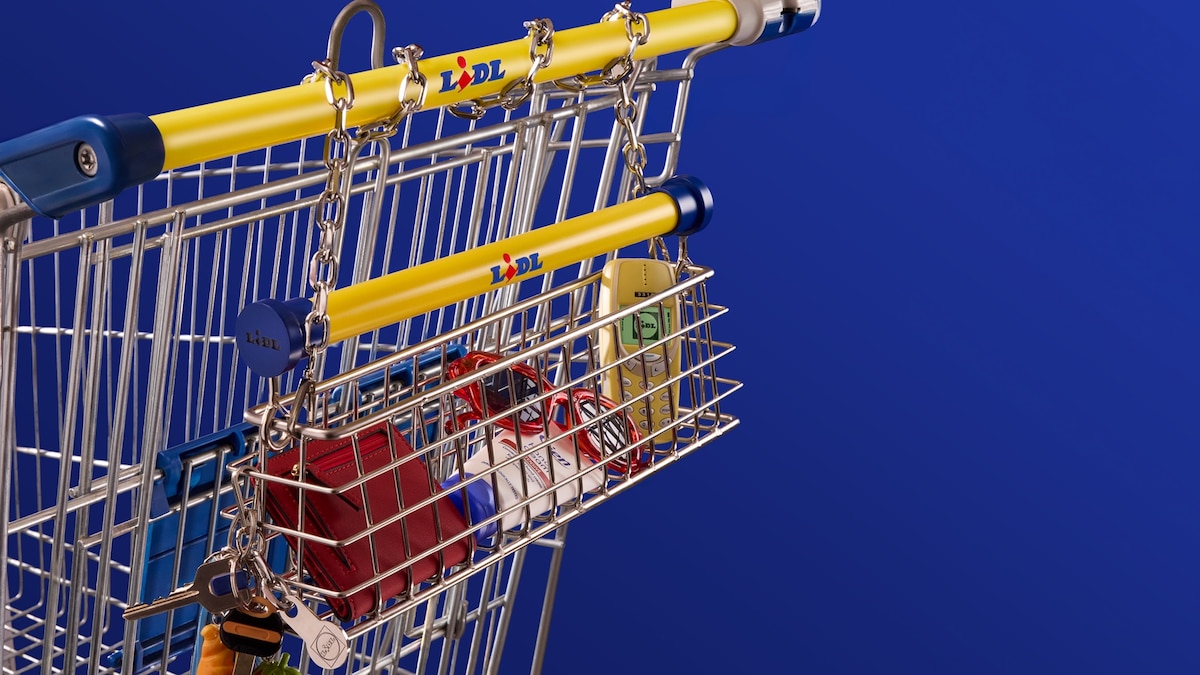 Lidl Nik Bentel Trolley Bag an einem Lidl Einkaufswagen