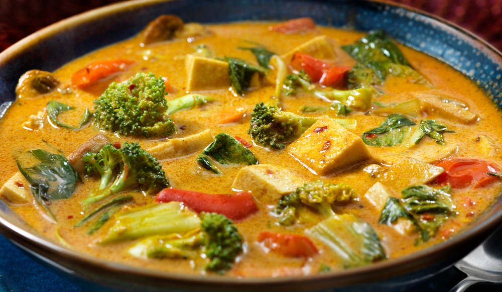 blaue Schale mit Tofu und Gemüse Curry