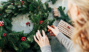 Adventskranz aus Tannenzweigen und roten Beeren.png