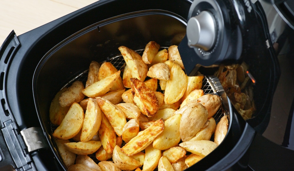 Airfryer mit Pommes.