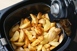 Airfryer mit Pommes.