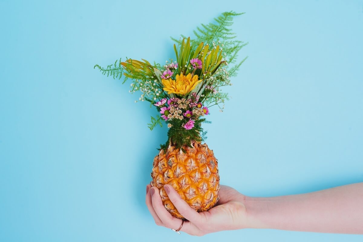 Ananas-Vase mit Blumen.jpg