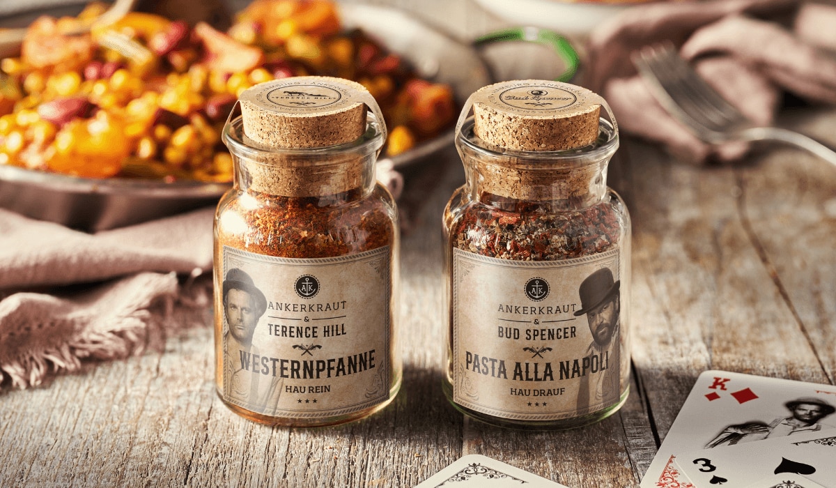 Ankerkraut Terence Hill und Bud Spencer Special Edition mit Gerichten im Hintergrund
