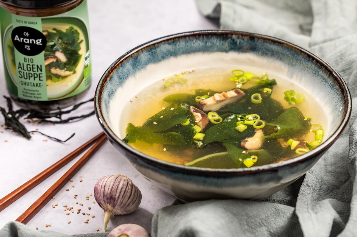 Arang Algensuppe Shiitake in einer Schüssel angerichtet