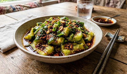 Süß-Saurer Gurkensalat mit Sesam