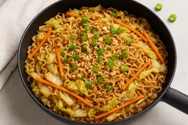 Asiatischer One Pot Nudeltopf in einer Pfanne