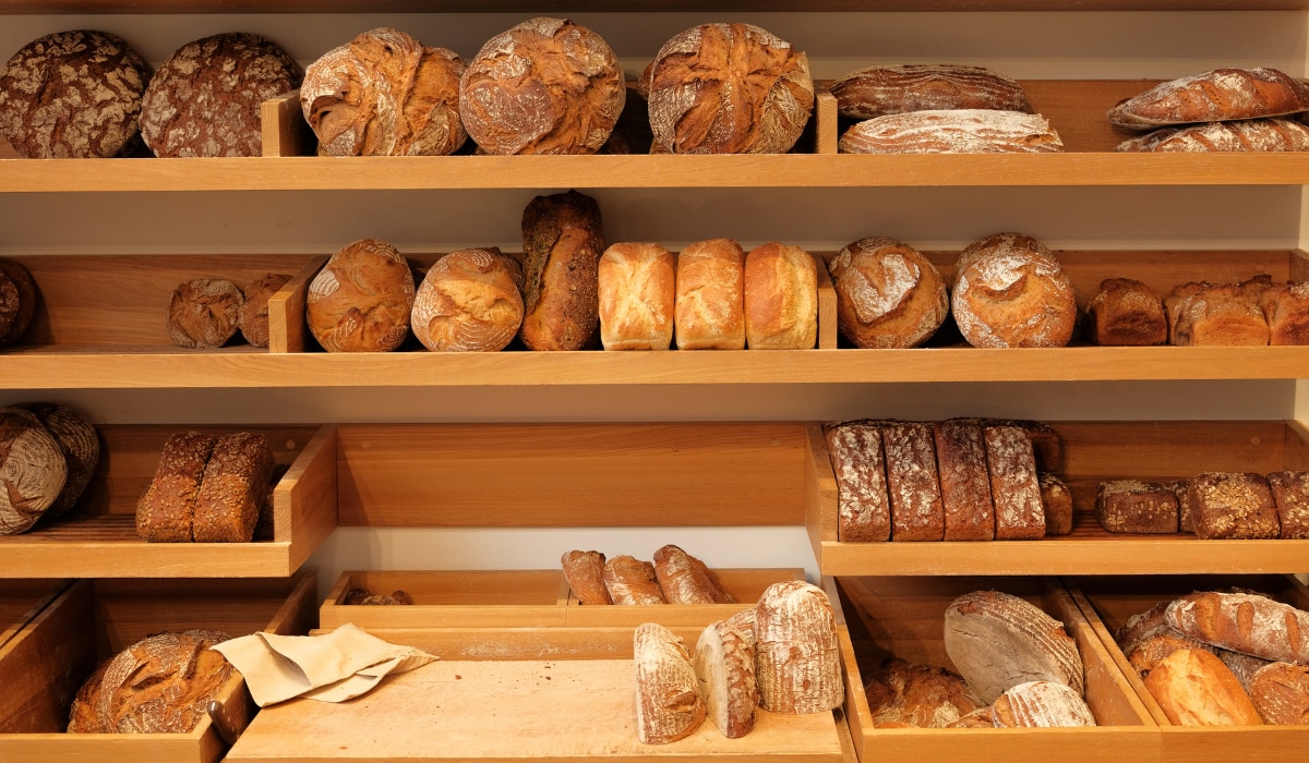 Bäckerei Theke mit verschiedenem Brot und Backwaren