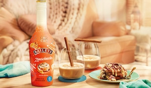 Baileys Zimtschnecke, daneben Gläser mit Likör.png