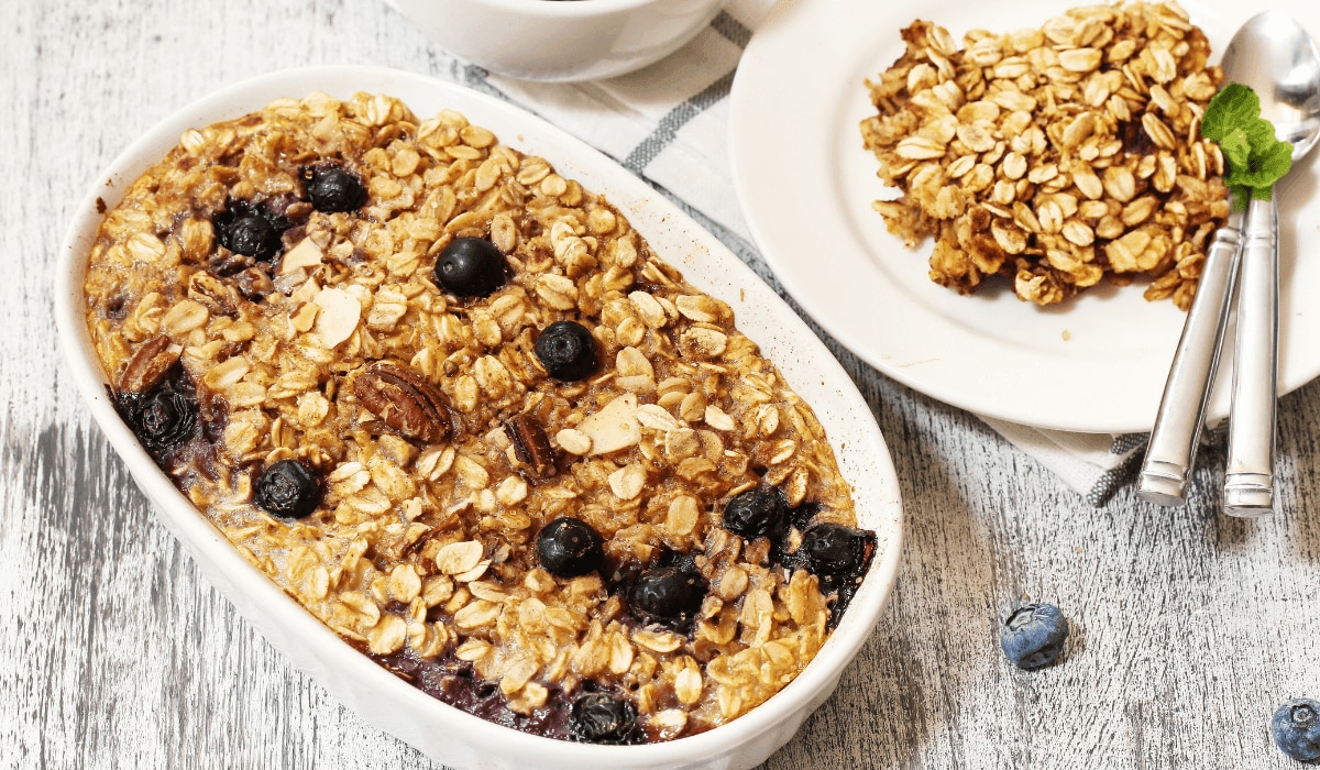 Baked Oatmeal mit Nüssen und Beeren