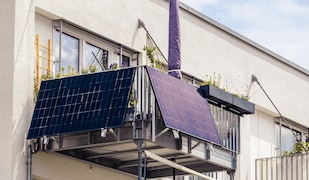 Balkonkraftwerk auf einem Balkon am Haus angebaut