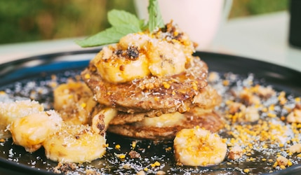 Bananen Pancakes auf einem Stapel