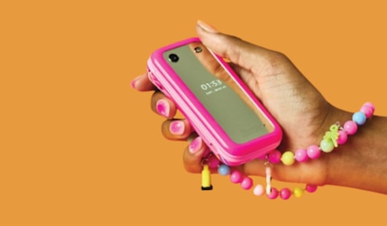 Barbie Flip-Phone in einer Hand