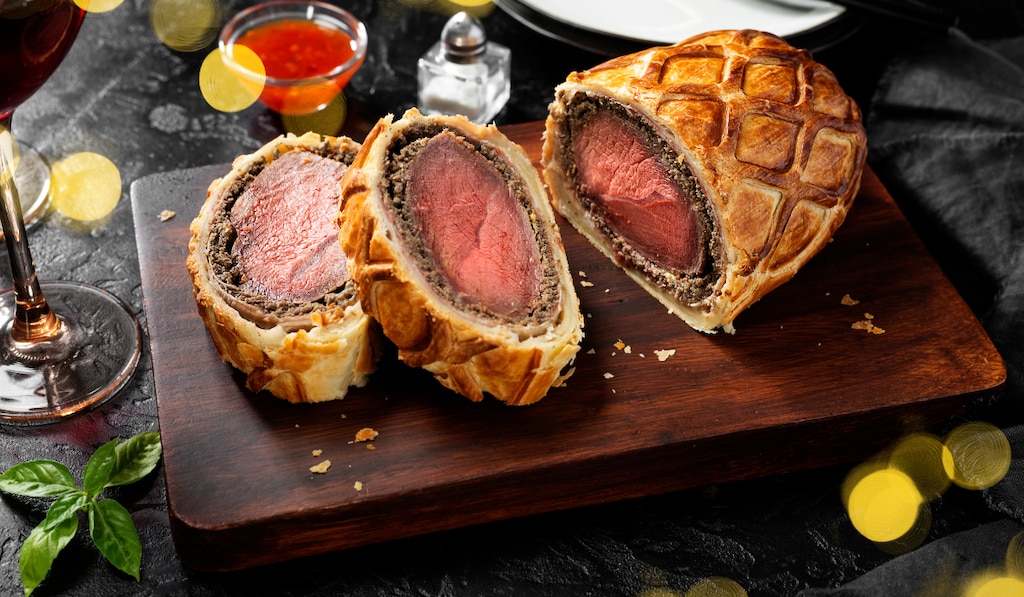 Beef Wellington aufgeschnitten auf Holzbrett