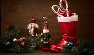 Roter Nikolausstiefel geefüllt mit Zuckerstangen, Lolli und weiteren Süßigkeiten