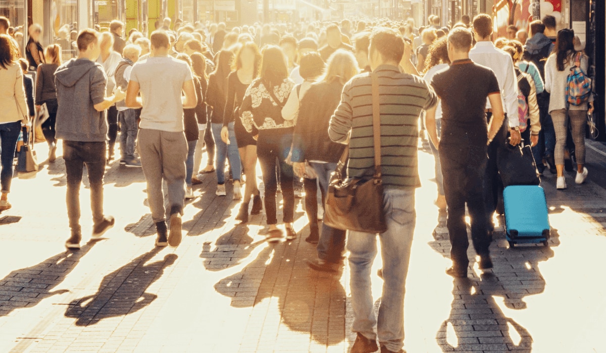 Besucher einer Einkaufsstraße