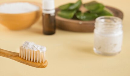 Naturzahnpasta auf Naturzahnbürste