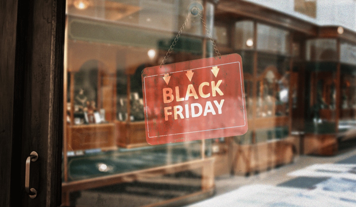 Black Friday Schild in einem Schaufenster beim Shopping