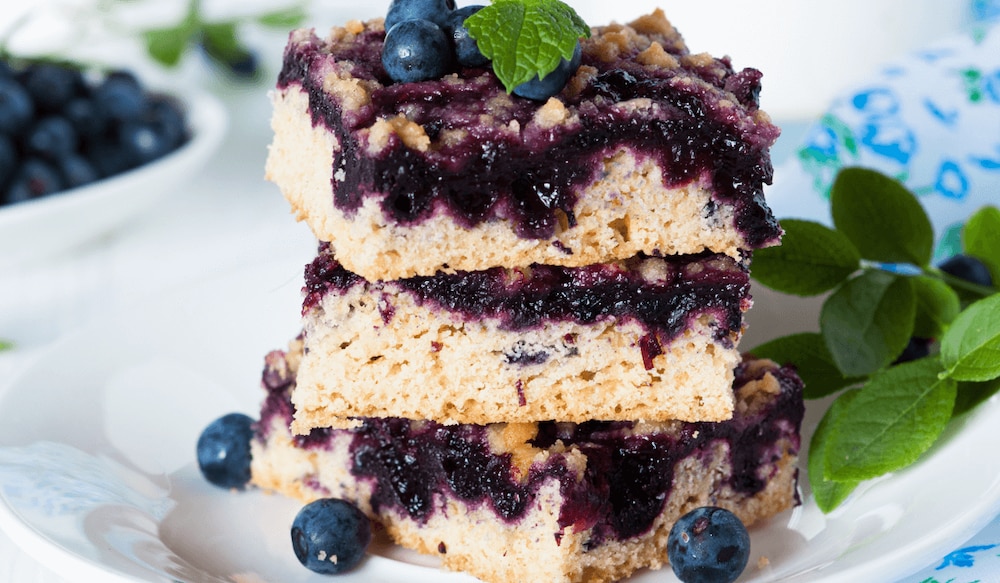 Rezept für Blaubeer Blondies: Frucht trifft auf weiße Schokolade