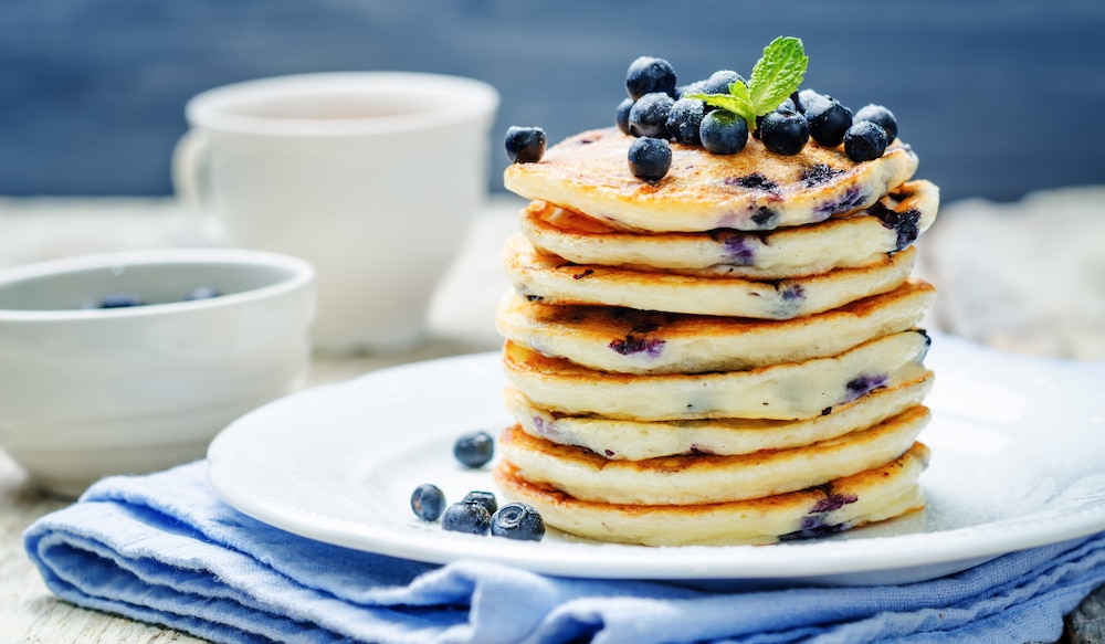 Blaubeer Pfannkuchen übereinander gestapelt