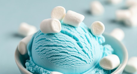 Blaues Eis getoppt mit Mrshmallows