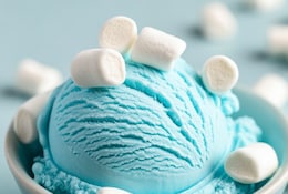 Blaues Eis getoppt mit Mrshmallows