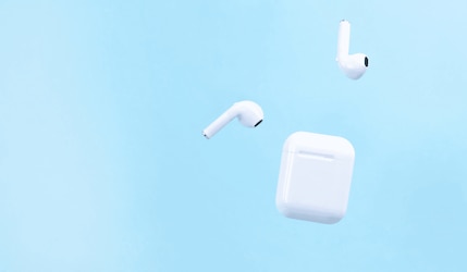 Bluetooth Kopfhörer vor blauem Hintergrund