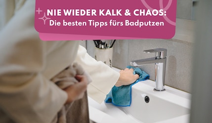 Frau, die das Waschbecken mit blauem Lappen reinigt