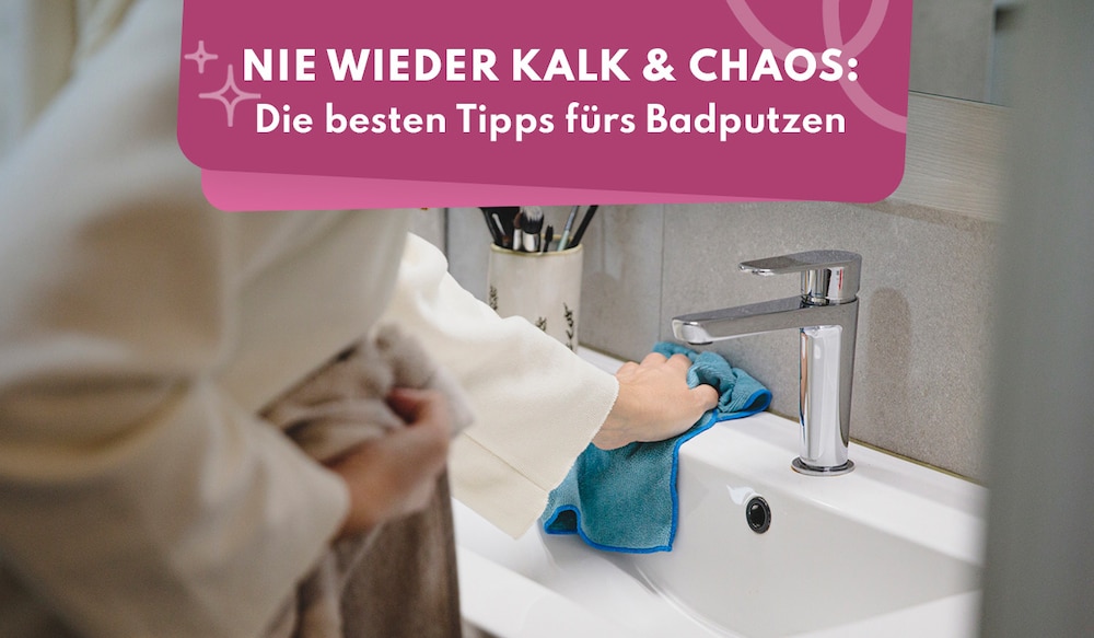 Frau, die das Waschbecken mit blauem Lappen reinigt