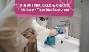 Frau, die das Waschbecken mit blauem Lappen reinigt