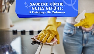 Frau, die ihren Herd mit rosa Lappen und gelben Handschuhen reinigt