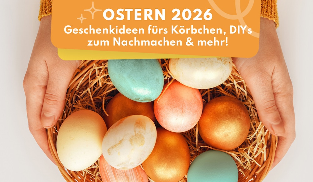 Frau hält mit bunten Eiern gefüllten Osterkorb fest