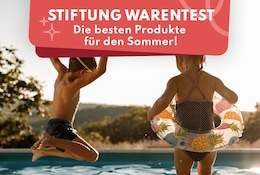 Zwei Kinder springen in einen Pool