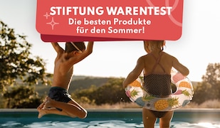 Zwei Kinder springen in einen Pool