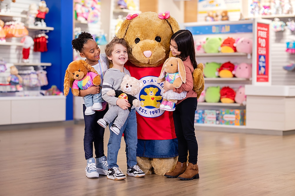 Build-A-Bear Maskottchen mit Kindern im Buid-A-Bear Store