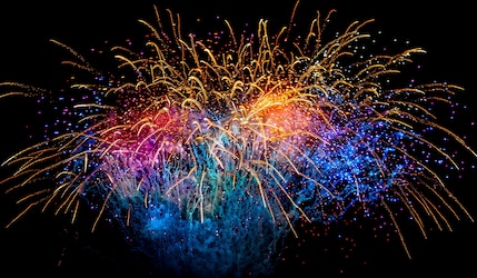 Buntes Feuerwerk am dunklen Nachthimmel