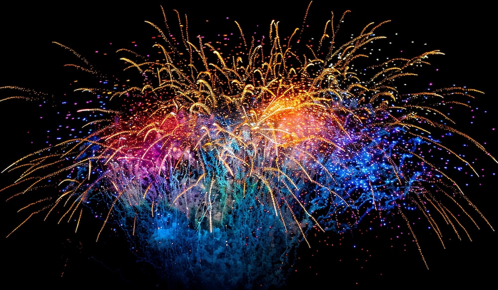 Buntes Feuerwerk am dunklen Nachthimmel