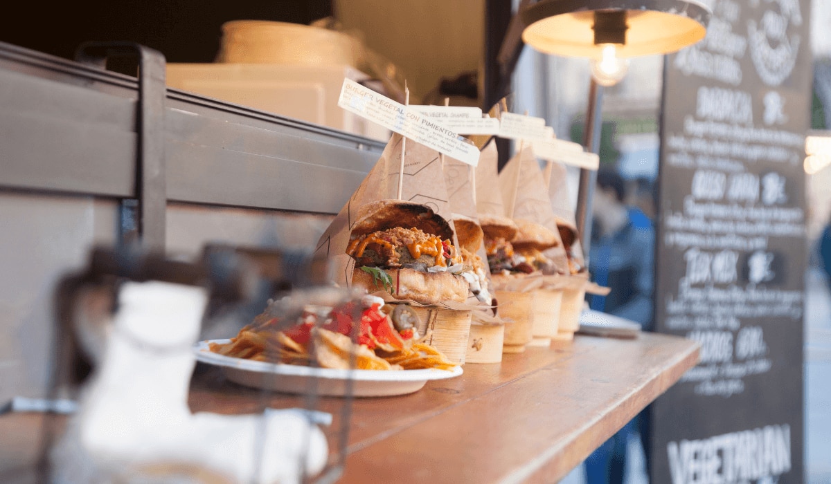 Burger und Pommes aus einem Food-Truck