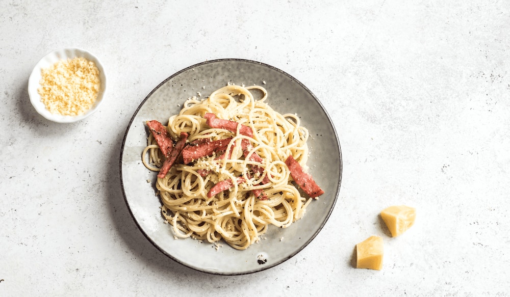 Carbonara Ramen auf einem Teller angerichtet