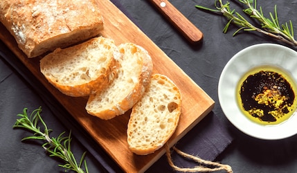 Ciabatta auf Holzbrett mit Olivenöl