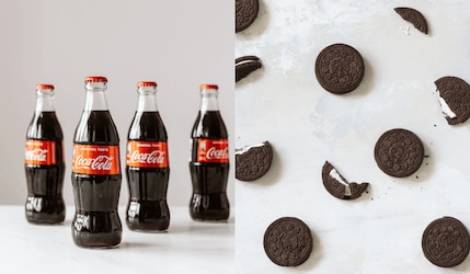 Coca-Cola Flaschen zusammen mit Oreo Keksen