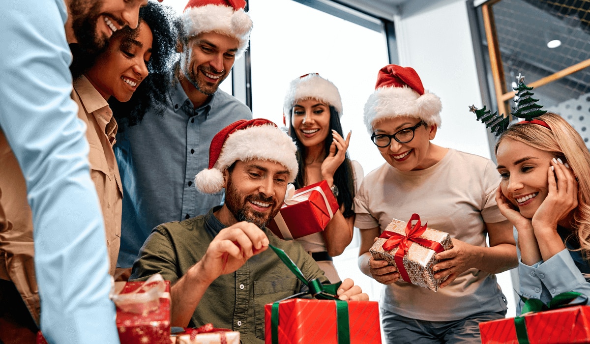 Menschen packen Wichtelgeschenke aus