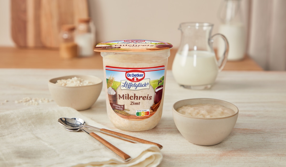 Dr. Oetker Milchreis Zimt, daneben Besteck und Schalen.png