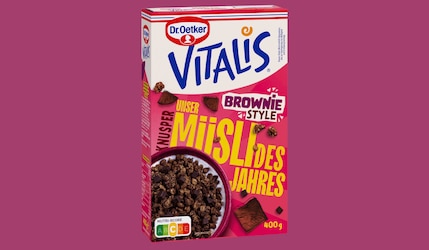 Dr. Oetker Vitalis Müsli des Jahres Brownie Style Verpackung vor pinkem Hintergrund