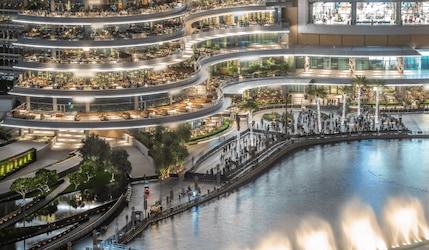 Dubai Mall Einkaufszentrum mit Geschäften, Brunnen und Balkonen