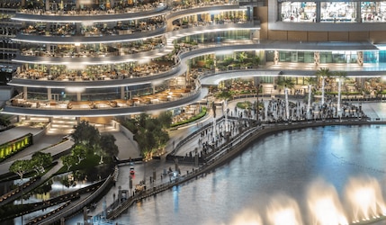 Dubai Mall Einkaufszentrum mit Geschäften, Brunnen und Balkonen