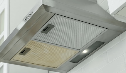 Eine Dusntabzugshaube, die zur Hälfte sauber und dreckig ist