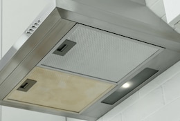 Eine Dusntabzugshaube, die zur Hälfte sauber und dreckig ist