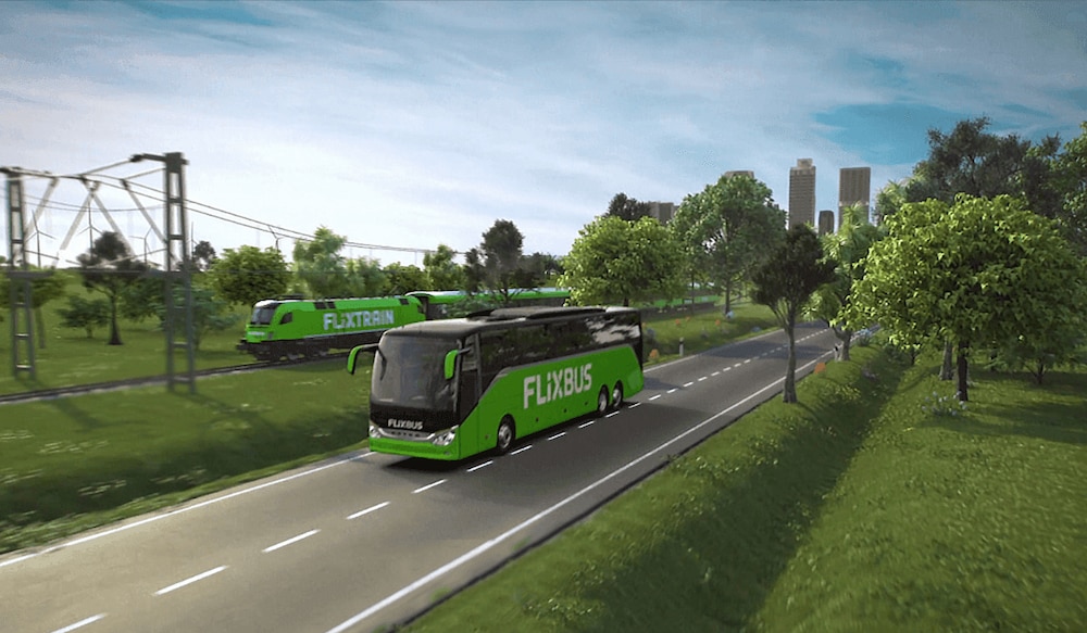 Ein fahrender FlixTrain und FlixBus in einer Naturlandschaft