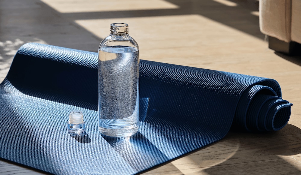 Eine Flasche Wasser auf einer Sportmatte