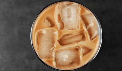 Eiskaffee mit Eiswürfeln in einem Glas von oben fotografiert